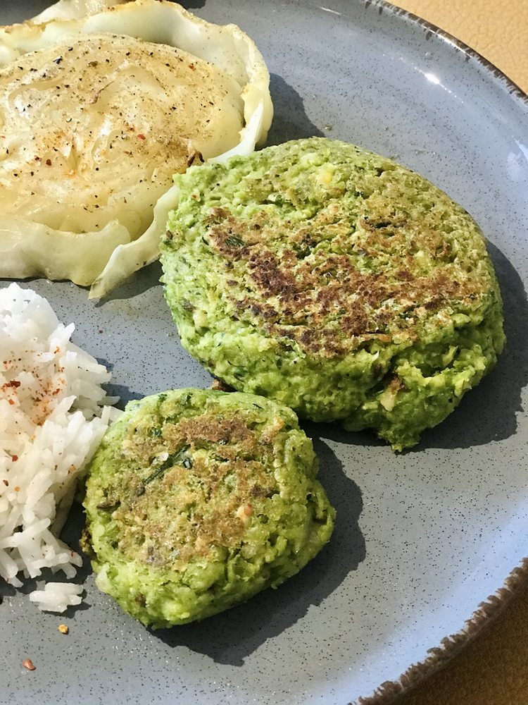 Clean and Healthy Green Pea burgers (with vegan option) I Elise Rousse