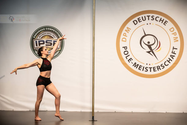 Pole Dancer auf der Deutschen Pole Dance Meisterschaft performing a Pole Trick.