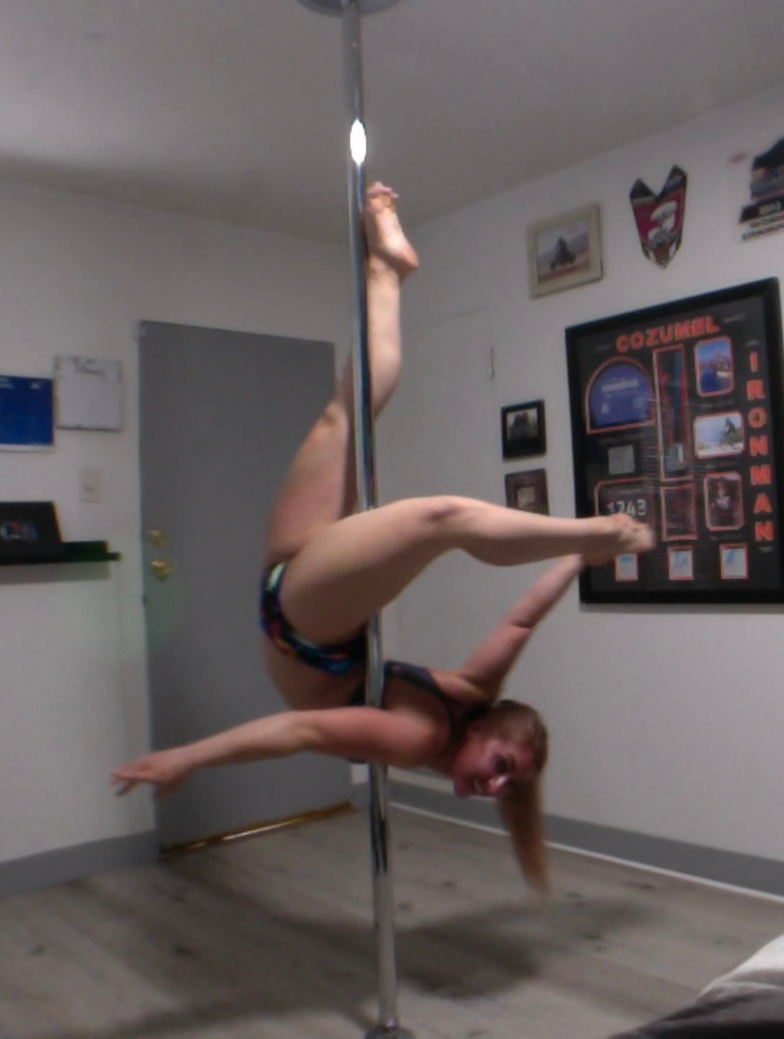 Pole Dancer probiert Online-Pole-Dance-Kurse im Schwerelosigkeits-Pole-Studio aus