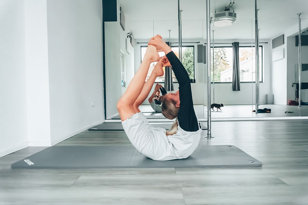 Flexibles Mädchen macht eine Rückbeuge-Bogen-Pose – Wie man im Rücken schnell flexibel wird.