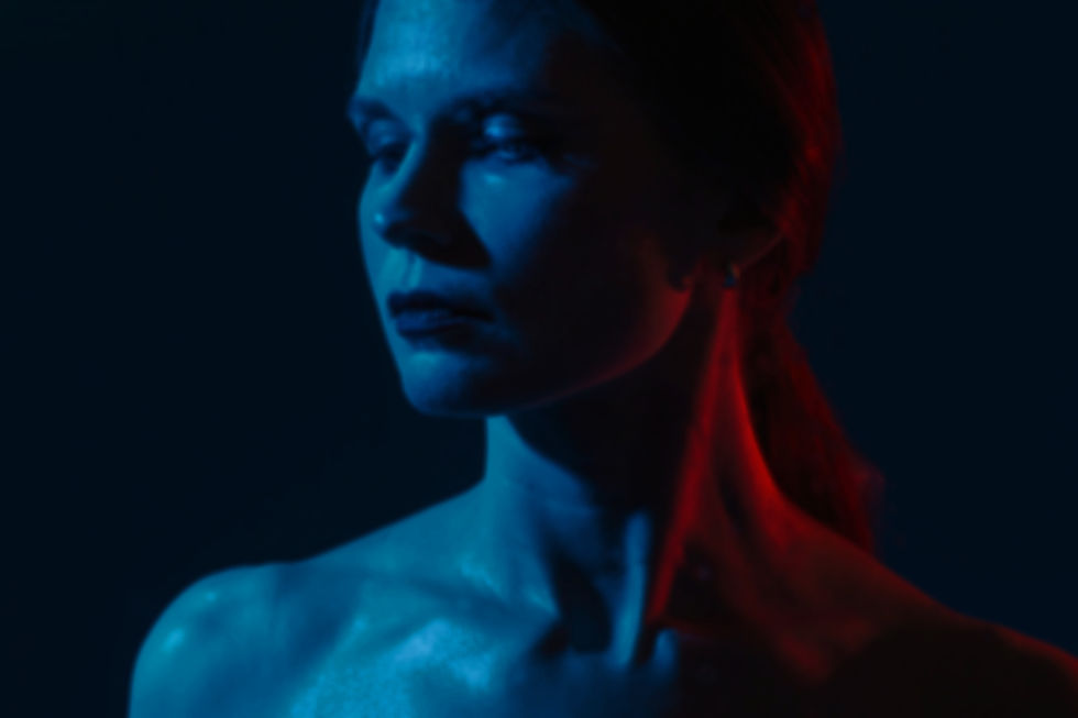 woman-portrait-with-blue-lights-visual-effects (2)_edited_edited_edited.jpg