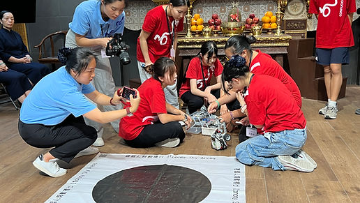 Isis Hsu led volunteers teaching robotics in Madrid as part of RoboReach, 2024