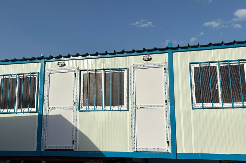 الحاويات هي عبارة عن صناديق كبيرة بأبعاد قياسية، ويتم من خلالها نقل وشحن وتخزين كافة المنتجات والمواد الخام من عدة مواقع سواء كان عن طريق البر أو البحر أو الجو، أو من خلال الشاحنات والقطارات، ويوجد للحاويات عدة مقاسات وأحجام فهي تبدأ من 20 قدما وصولا إلى 40 قدما. ومن أكثر ما يميز الحاويات التي توجد في شركتنا عن غيرها هو الهيكل المعدني المصصمة منها، والذي يتميز بقوته وقدرته العالية على تحمل الصدمات بدرجة كبيرة، كما تقدم الشركة خدمة صيانة الحاويات، وتعديلها بالكامل لتصبح من مخزن إلى منزل أو مكتب علي حسب رغبة العميل. وتوفر شركة الخالد خدمة توريد الحاويات من وإلى جميع محافظات الجمهورية بجودة تبدأ من 70% إلى 95%، وبأقل التكاليف.