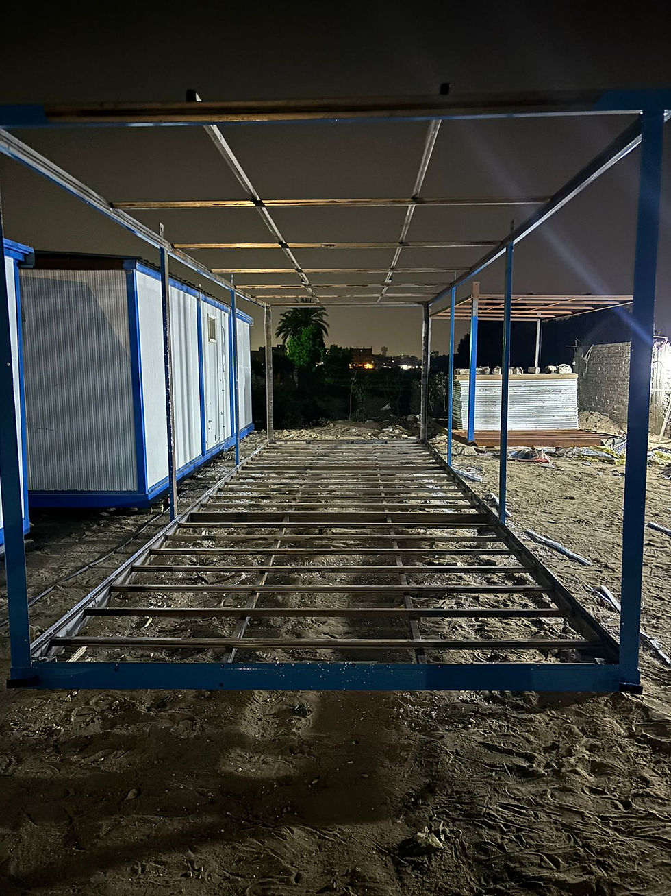 شاسه حديد لكرفان 3×9 بعد الانتهاء من شد الشاسيه ومجهز بالدهان لتجميع الكرفان بالالواح والقواطيع