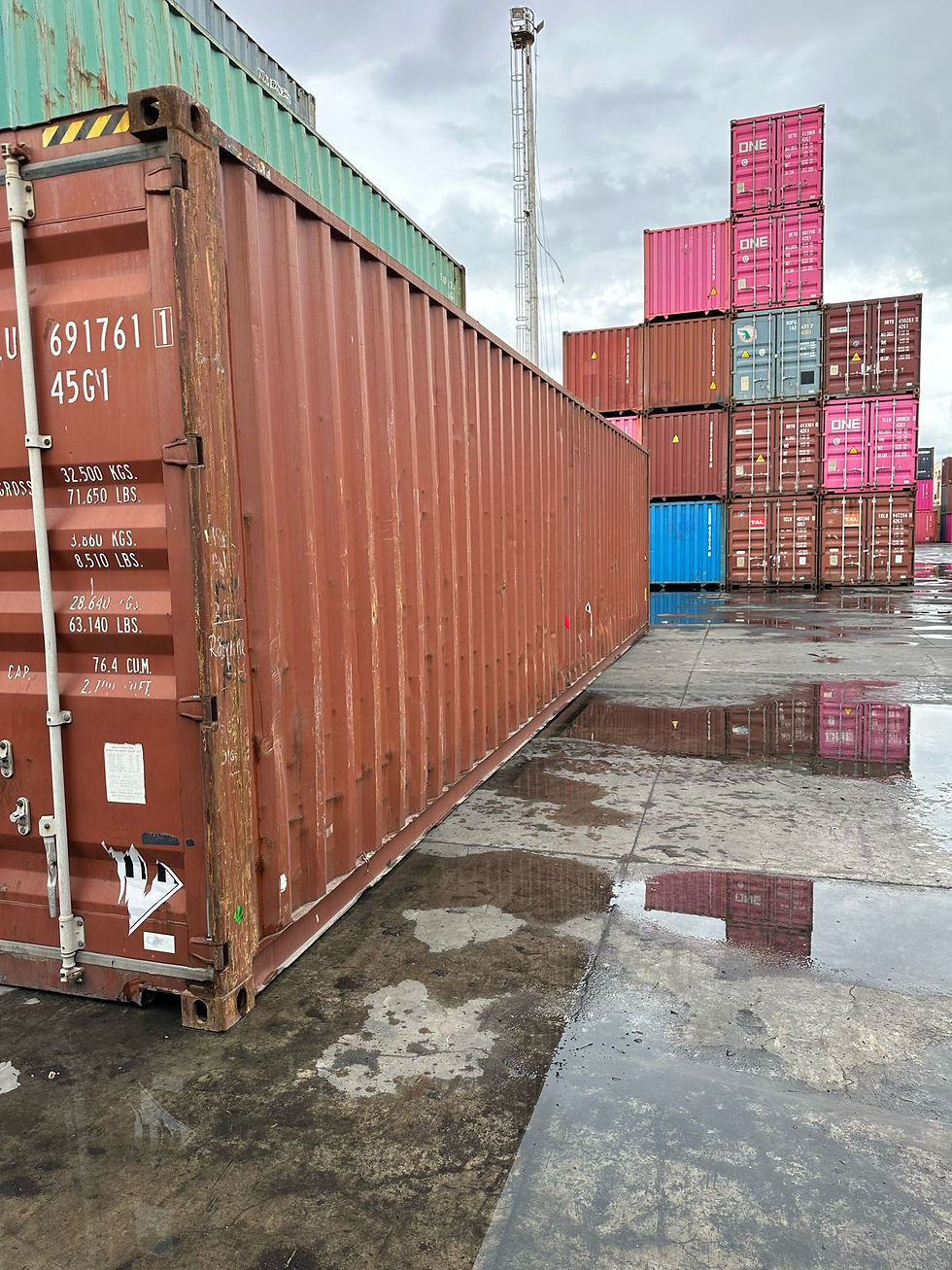 مقاسات الحاويات المختلفة بعد أن تعرفنا معكم على أنواع الحاويات التي توجد في شركة الخالد، سوف نتعرف معا على مقاسات الحاويات المتواجد في الشركة، حيث يتم تصنيع الحاويات بمقاسات وأحجام مختلفة وفقا لطلب عملائنا وطبيعة البضائع التي سوف يتم نقلها بها، وإليكم أبرز مقاسات الحاويات الموجودة في شركتنا: ● حاويات شحن 20 قدم يستخدم هذا النوع من الحاويات في نقل المواد الخام مثل خام الحديد والصخر، كما يتم استخدامه أيضا في نقل الآلات الثقيلة، ويعد هذا النوع هو الأكثر استخداما وشيوعا ضمن المقاسات المختلفة للحاويات في شركتنا. ● حاويات الشحن 40 قدم يستخدم هذا النوع من الخاوية في نقل وشحن ضعف الحمولة للحاوية 20 قدم، ويتم استخدامه في نقل كميات كبيرة من السلع الاستهلاكية التي تتميز بخفة وزنها مثل القطن، والملابس، والمركبات، والاثاث، والالكترونيات. وتم صنع هذا النوع من الحاويات في شركتنا لنقل وشحن المزيد من البضائع، وخاصة للأشخاص التي تتعرض لفرض غرامة عند استخدامهم حمولة زائدة على الحاوية، لهذا تم تصنيع الحجم الأكبر من الحاويات في شركتنا. ● حاويات شحن 40 قدم المكعبة تعد حاويات الشحن 40 قدم المكعبة من أكبر مقاسات الحاويات الموجودة لدينا في الشركة حتى الآن، حيث يبلغ ارتفاعها 40 قدما، وتعد النسخة الأطول من الحاوية 40 قدم التي ذكرناها لكم في الأعلى، وصممت خصيصا لنقل البضائع ذات الارتفاع الزائد، كما يمكن استخدامه أيضا في نقل كميات كبيرة من الملابس والأثاث.