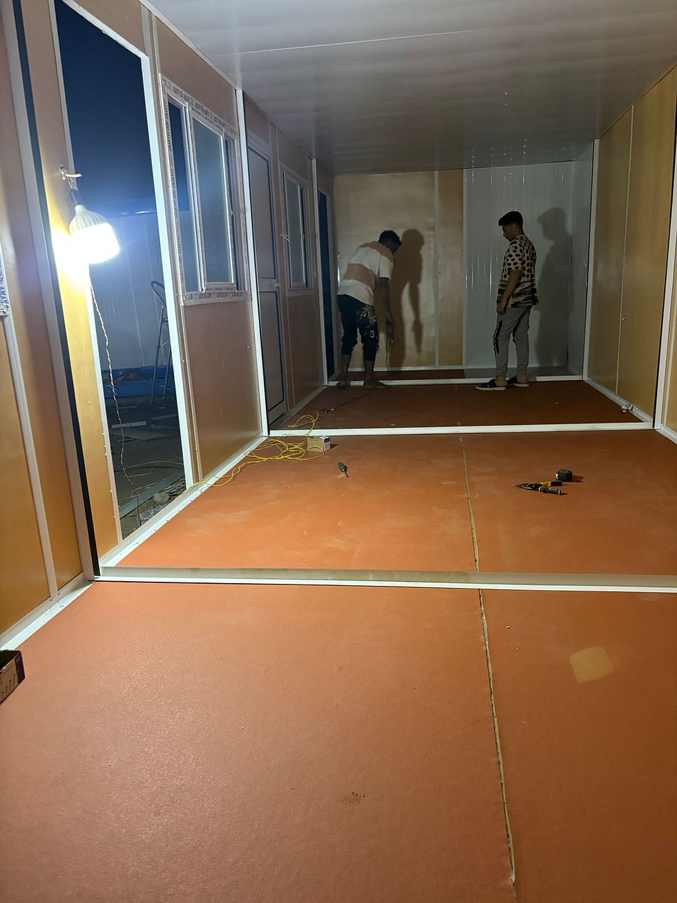 مرحله تركيب الفرش فنيل للارضيه الكرفان وتقسيم الكرفان الي غرف كما طلب العميل يقسم الكرفان الي ثلاث غرق وحمام