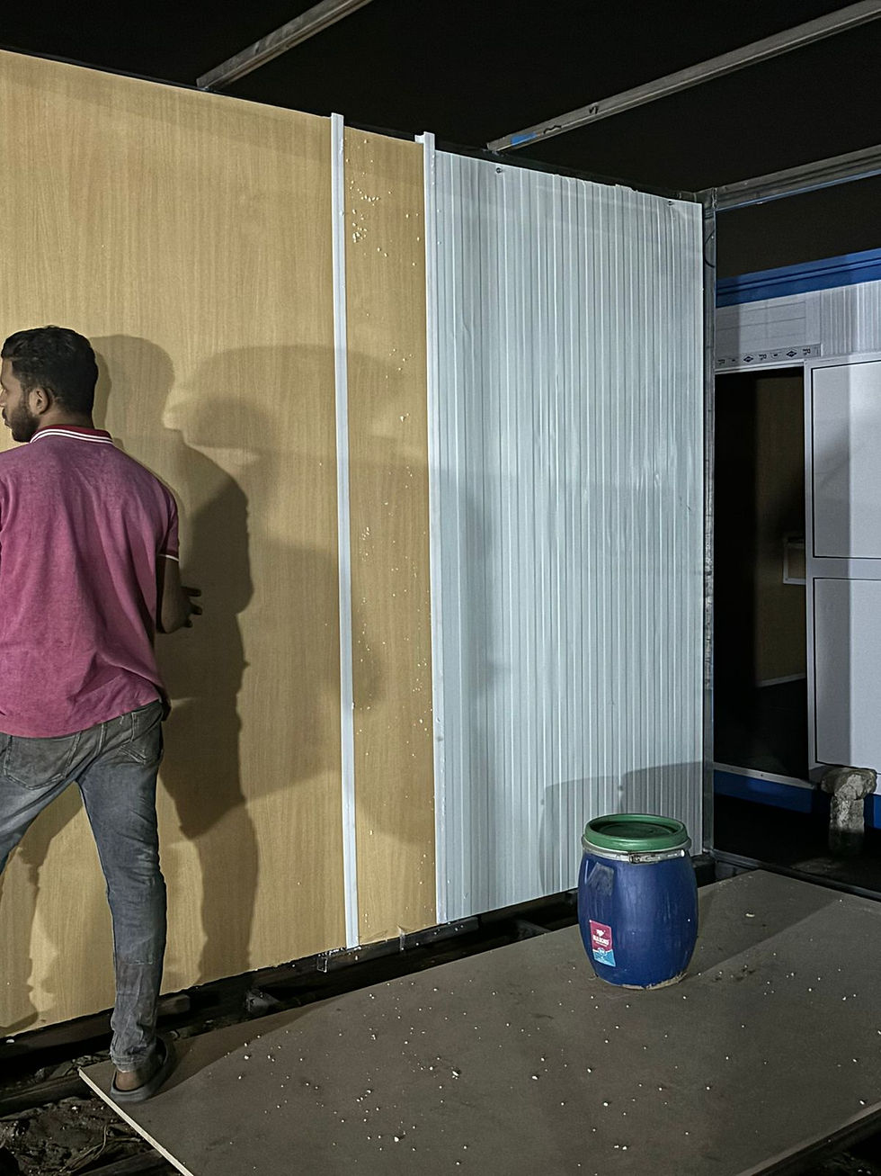 إنشاء الكرفانات يتوفر لدينا في الشركة مجموعة من المتخصصين في مجال صناعة وإنشاء الكرفانات بكافة المقاسات المختلفة، حيث نعمل في الشركة على تركيب الكرفانات وفكها بسهولة تامة، كما نقدم في الشركة مجموعة من خدمات التركيب الآتية: ● تركيب منازل جاهزة. ● كرفانات ثابتة. ● كرفانات متحركة. ● وحدات ثابتة. ● غرف أمن. ● منافذ بيع. ● مطاعم متحركة. ● أكشاك حراسة. ● مكاتب جاهزة. ● تجليد غرف. ● حمامات متنقلة. ● غرف تبريد.