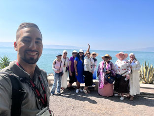 Doron Jamchi tour guide with Kehilat Elohim group at Kapernaum
