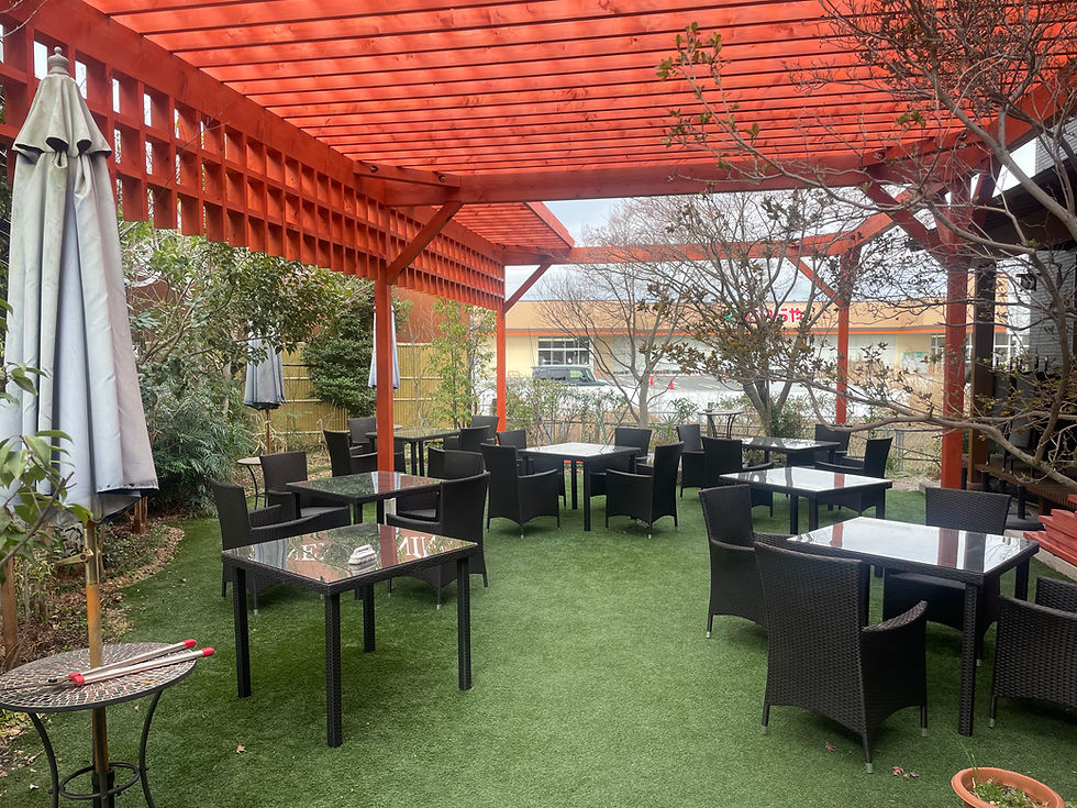 只今テラス席準備中