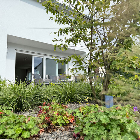 Terrasse umgeben von Grün