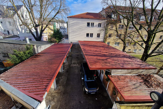 Luftaufnahme der überdachten Stellplätze/Carports im Innenhof