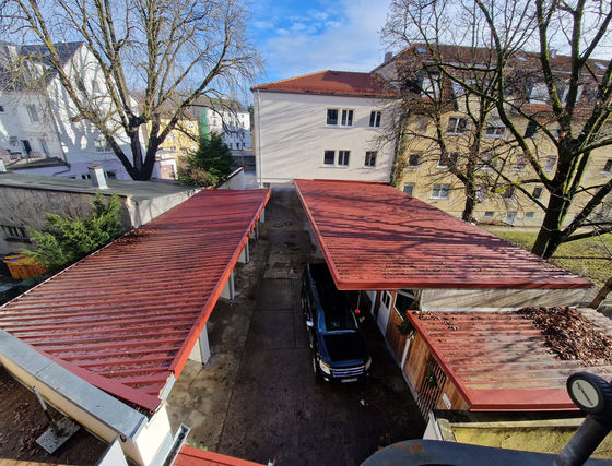 Luftaufnahme der überdachten Stellplätze/Carports im Innenhof
