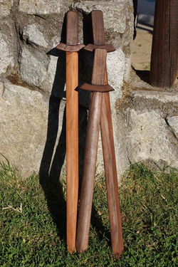 Espadas de madera de rauli