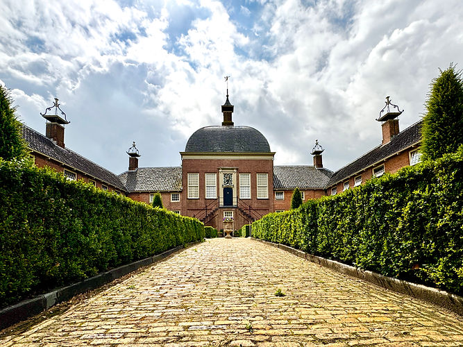 HET HOFJE IS GESLOTEN