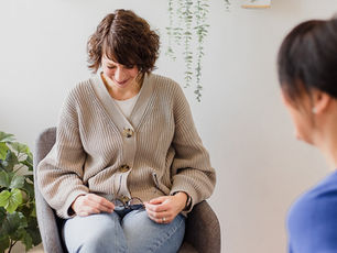 Mutter im Gespräch mit jugendlichem Kind während der Pubertät