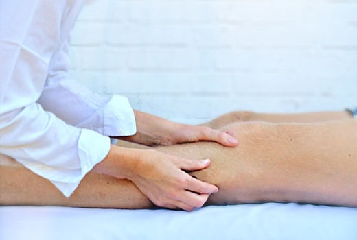 Knieschmerzen - osteopathische Behandlung des Fibularköpfchens