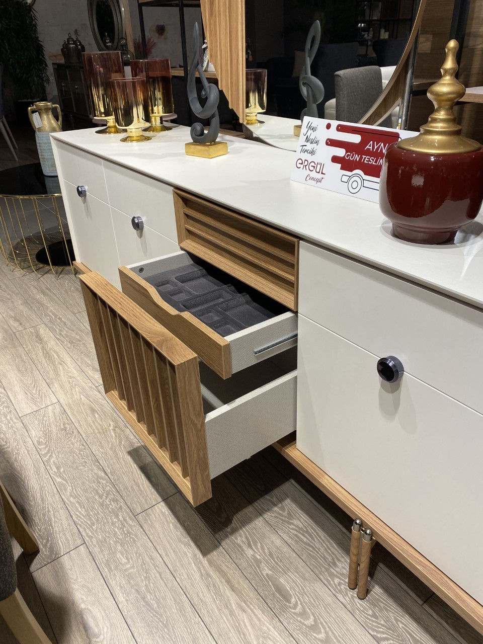 Küçük resim: Ergül - Anka Yemek Odası