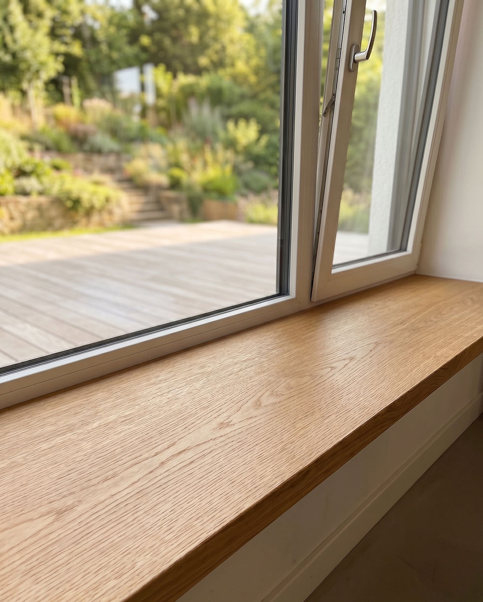Maßgefertigte Fensterbank aus Eiche in moderner Küche