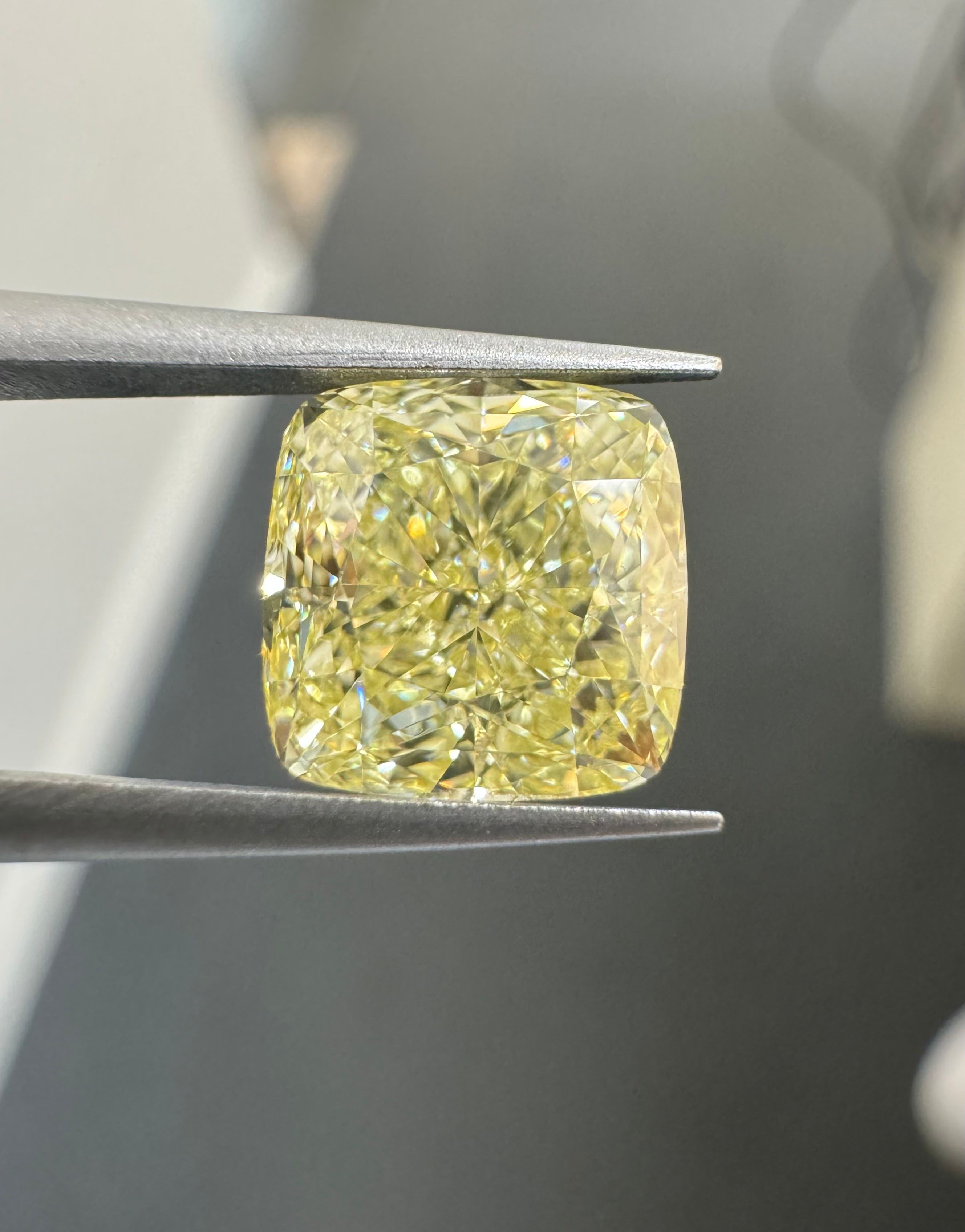 2.5ct Cushion Fancy Yellow VVS1