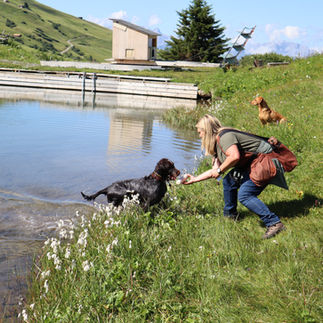 Carolina mit Jana am Wasser