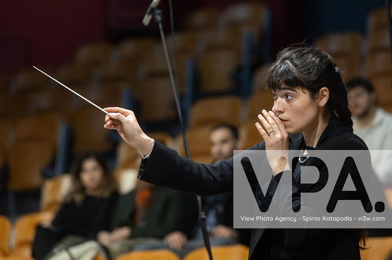 7ο Διεθνές Masterclass και Διαγωνισμός Διεύθυνσης Ορχήστρας Η αρχιμουσικός Maria Keller διευθύνει με συγκέντρωση, μεταδίδοντας πάθος και δεξιοτεχνία στην ορχήστρα.