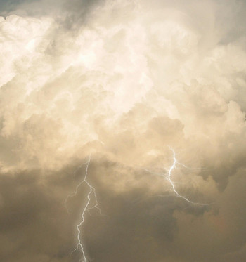 Gewitterwolken Stressbewältigung und Achtsamkeit