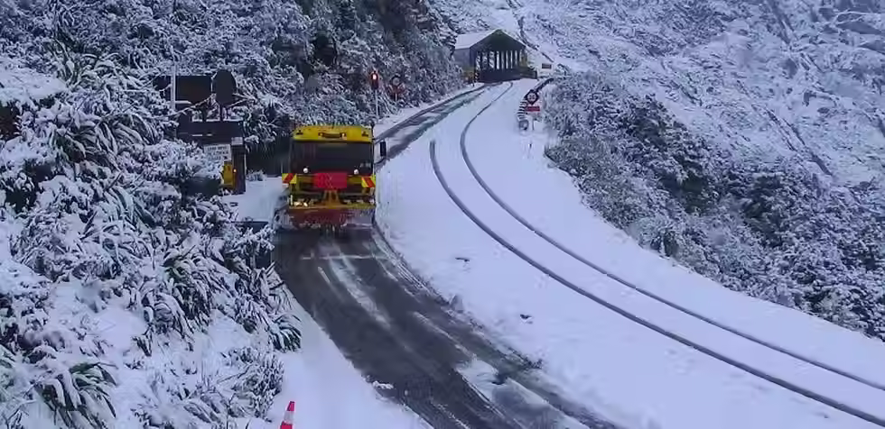 Road to Milford Sound in winter, Luxe Tours