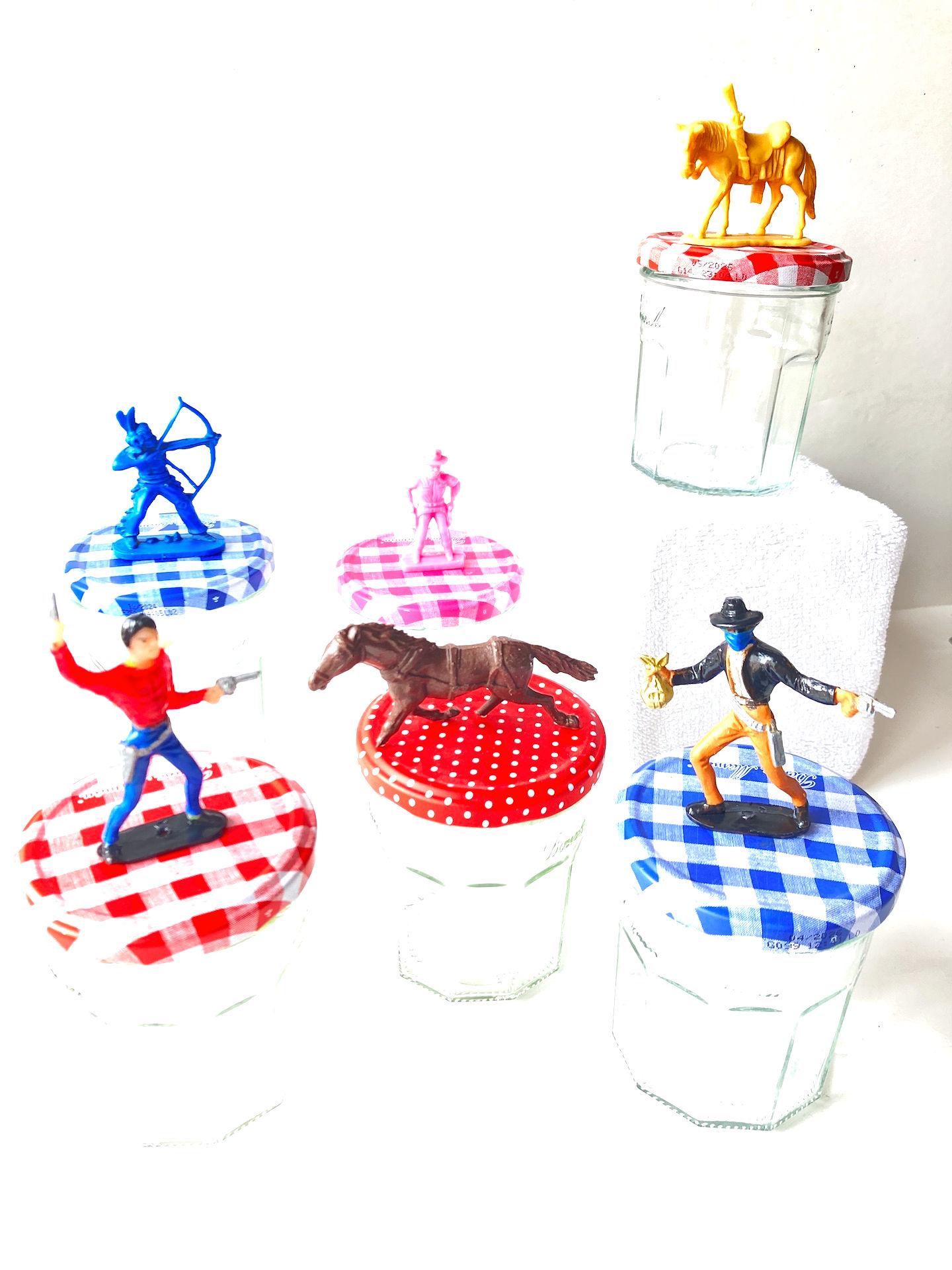 pots en verre cuisine décorés avec mini figurines western SophieLDesign