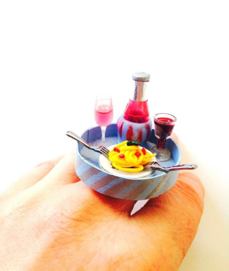 Thumbnail: bague spaghetti verres de vin miniatures