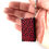 Miniature : main avec le porte cle rouge et noir petit cahier miniature