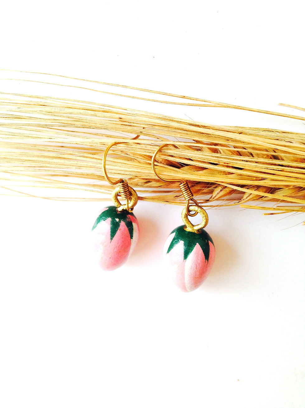 Thumbnail: Boucles d'oreilles vintage réhabilitées en bois boutons de rose