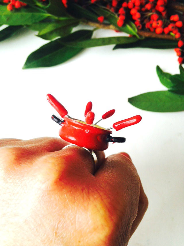 Thumbnail: Bague LA FONDUE AUTHENTIQUE au coin du feu -- Bague fondue au fromage miniature