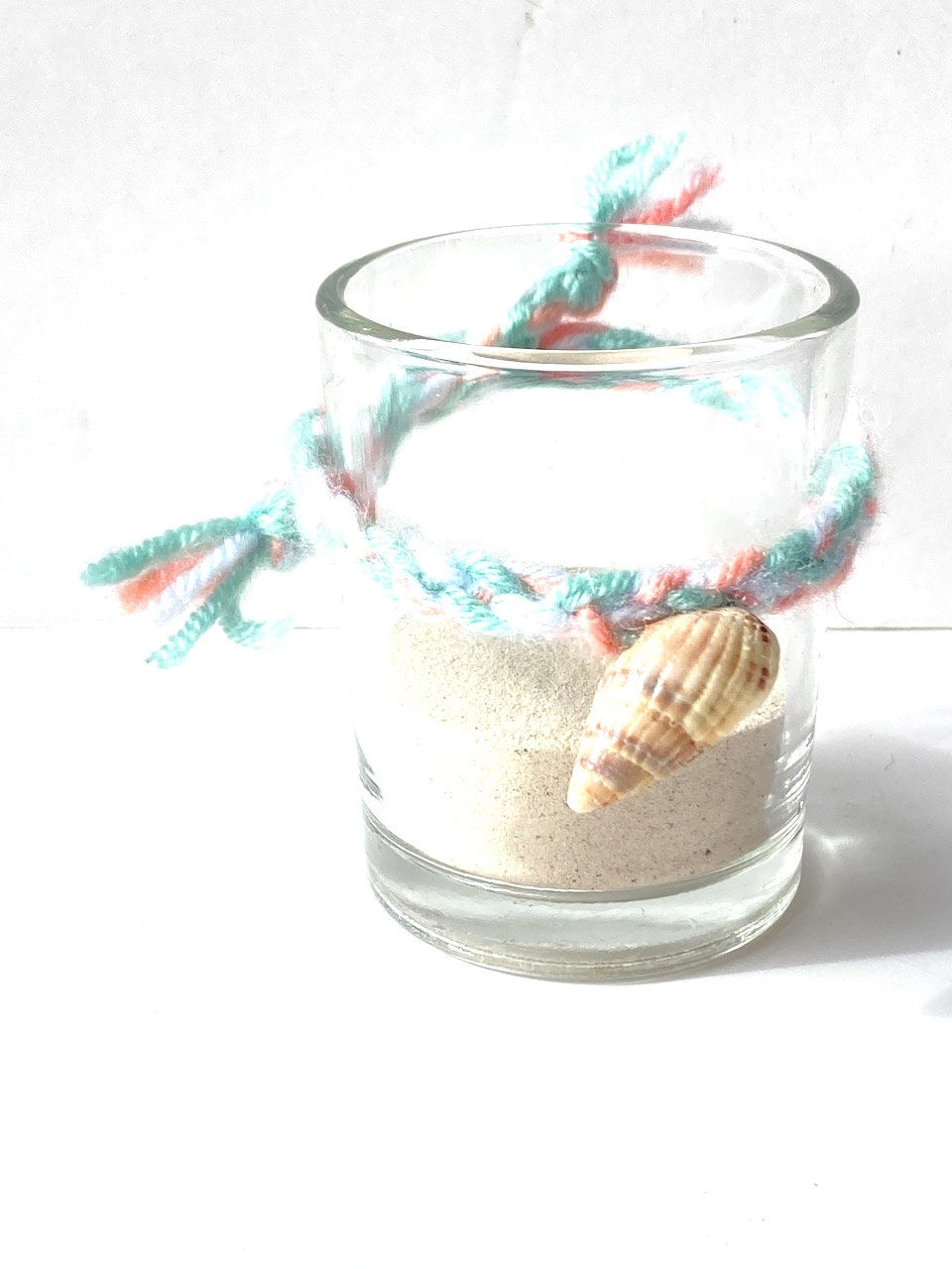 Thumbnail: Bracelet laine tressée et coquillage naturel couleurs pastel