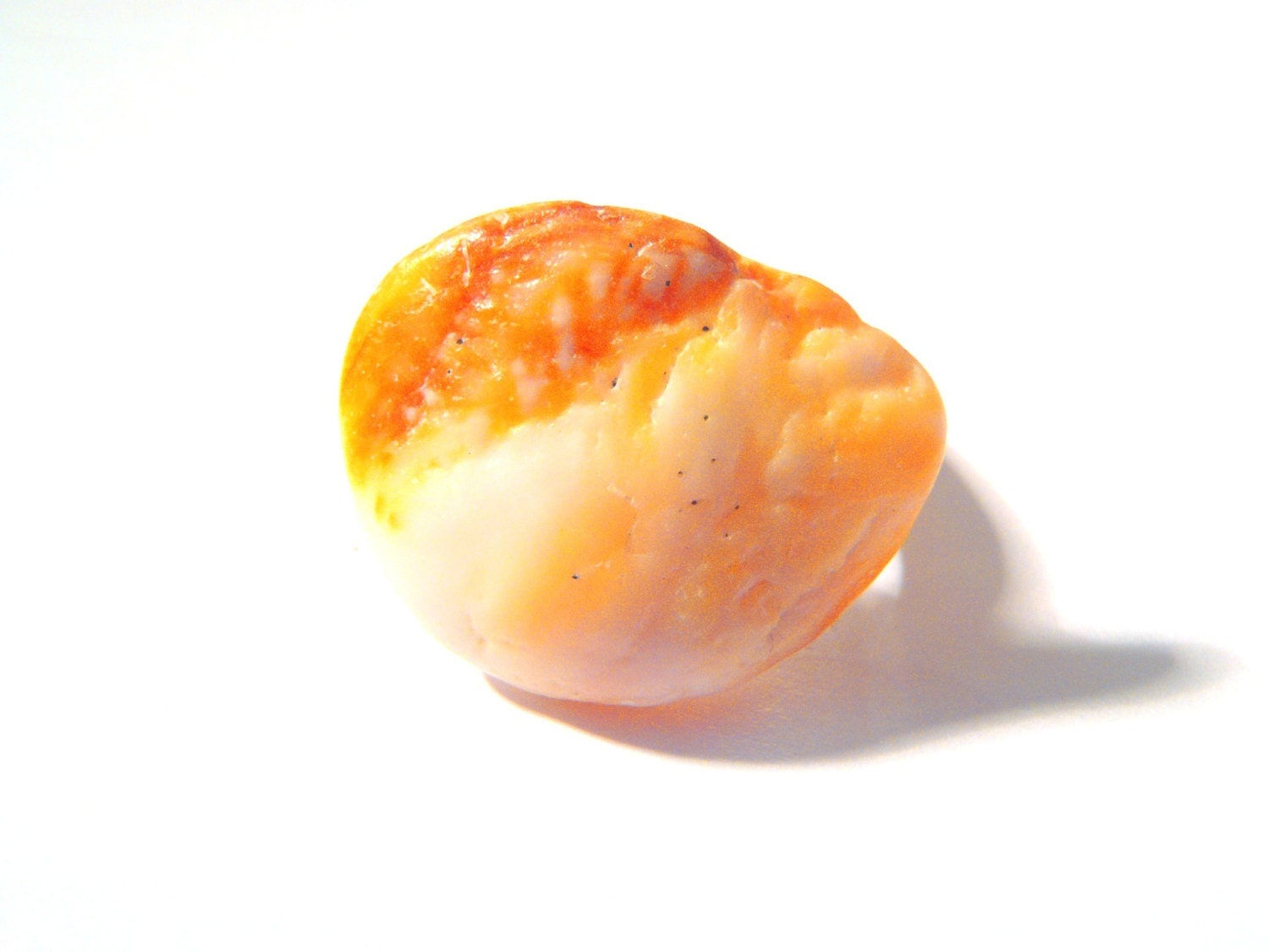 Bague FEU avec coquillage aux tons orangés jaunes et écru