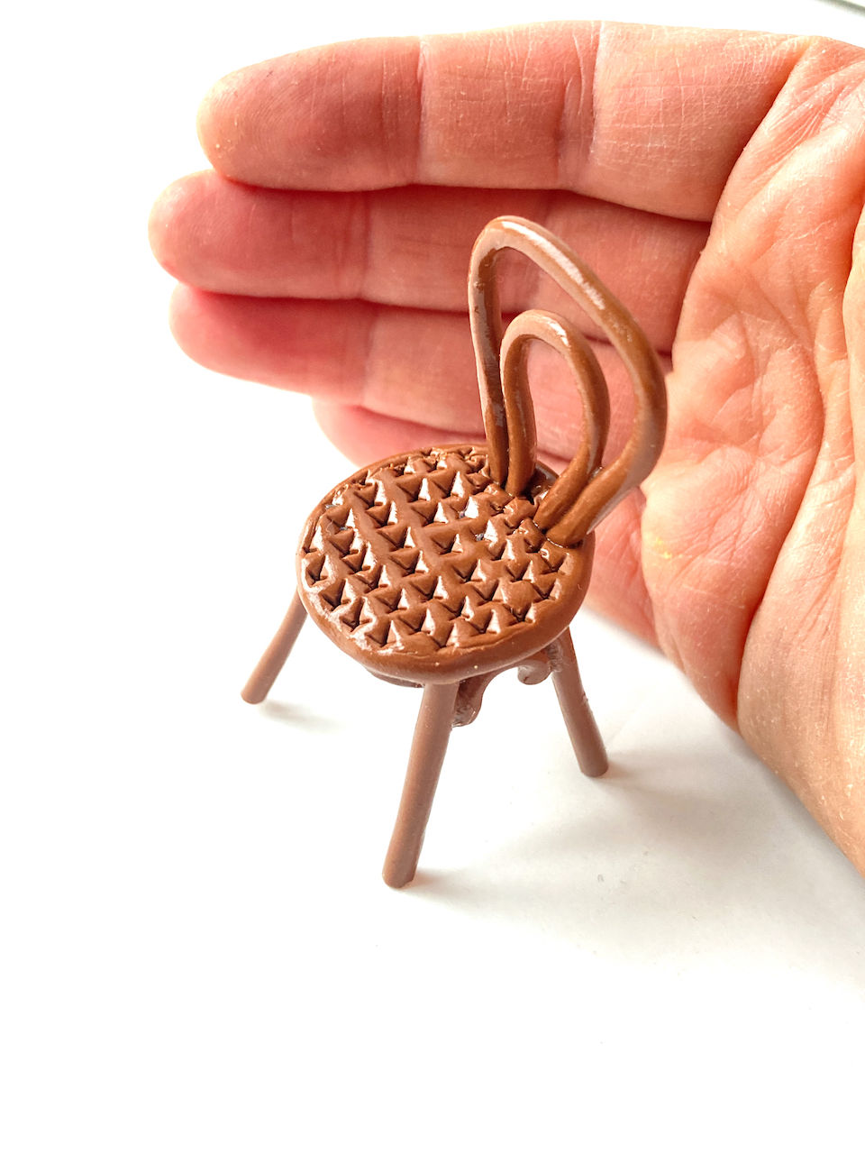 Miniature : Chaise Thonet miniature faite main en pâte polymère The Sausage Crafts