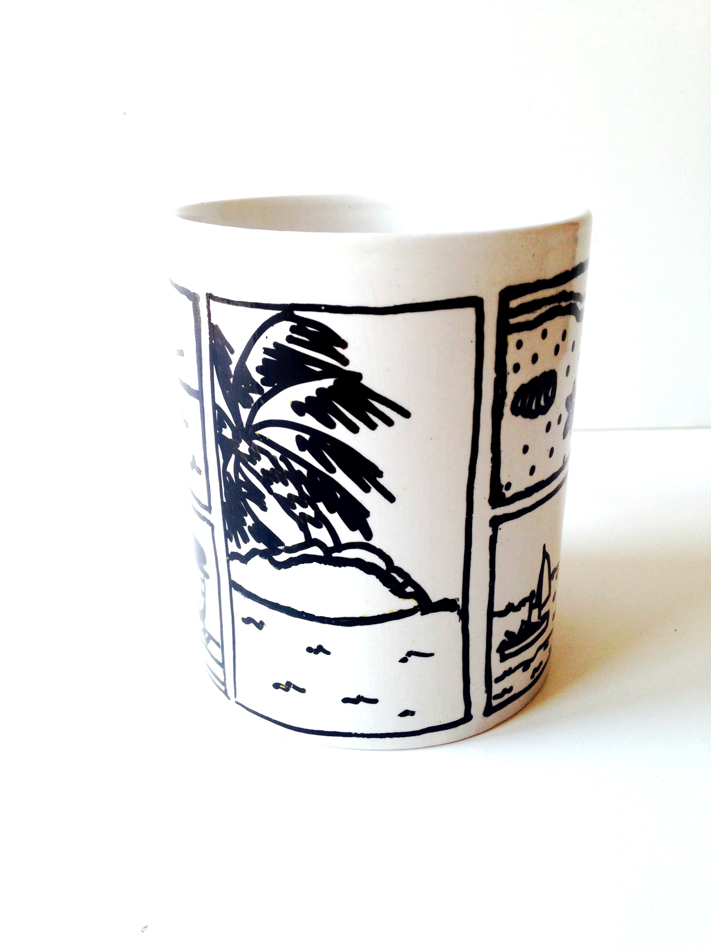 Mug DAY AT SEA peint à la main minimaliste noir et blanc plage