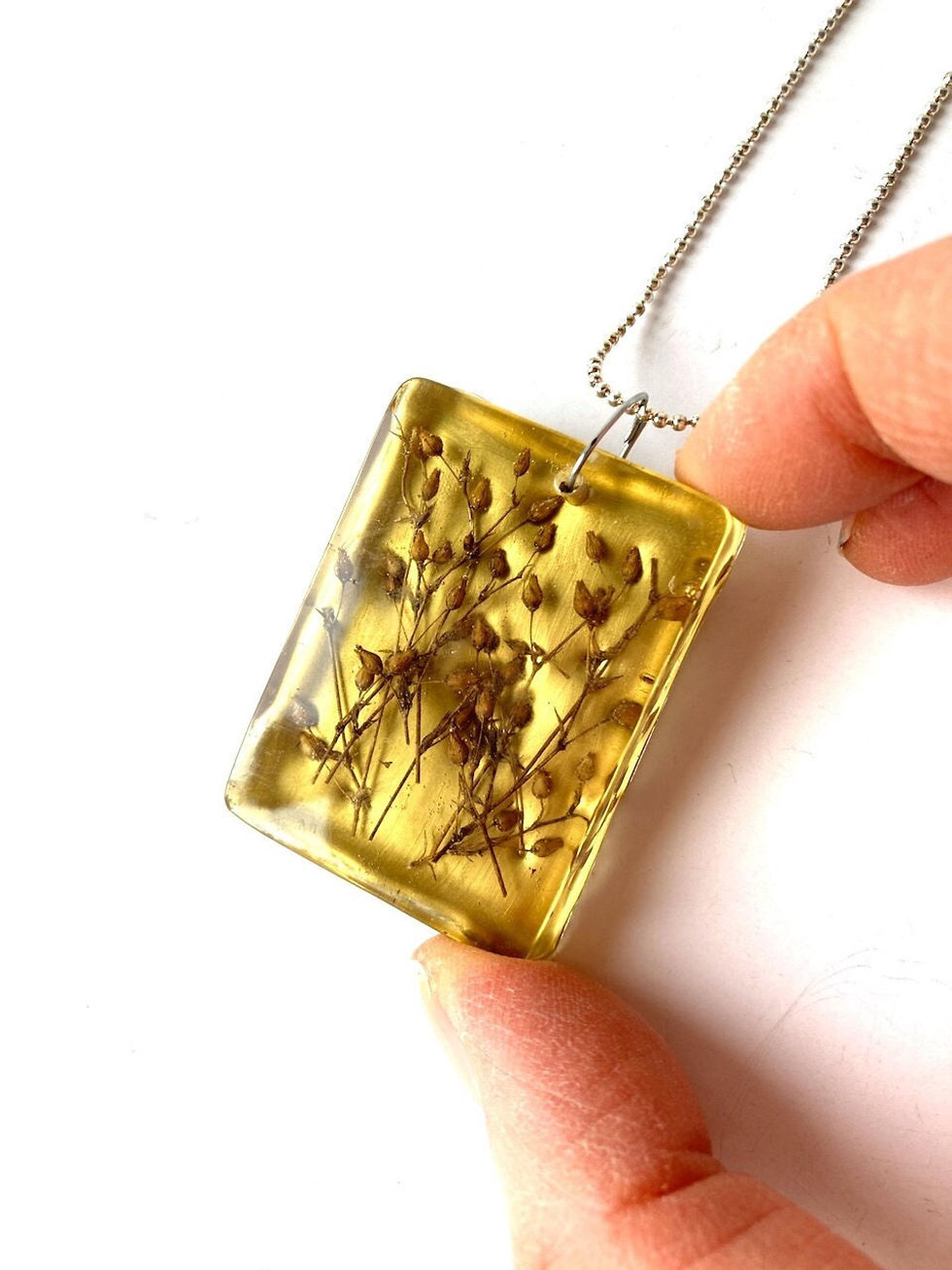 Thumbnail: Sautoir SEMIS fond doré pendentif rectangle
