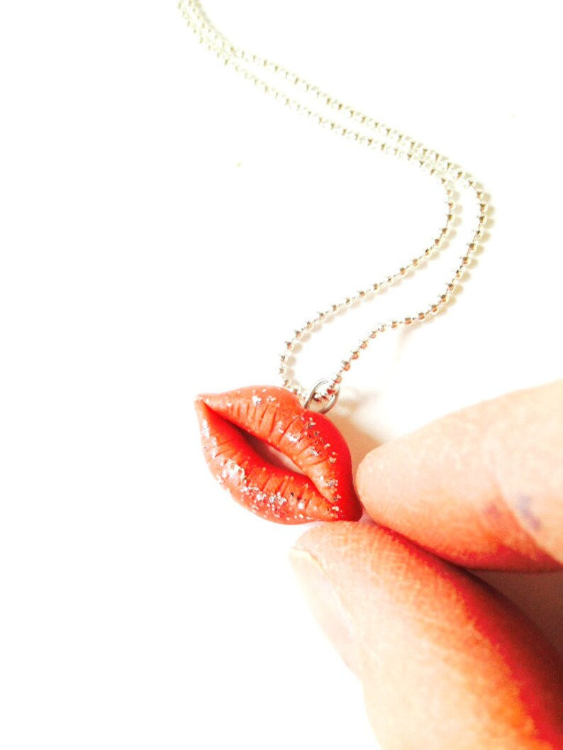 pendentif bouche lèvres pailletée corail