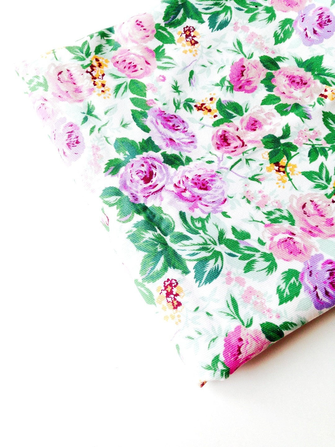 Coupon de tissu motif ROSES violet mauve roses abricot feuilles vertes 152 x 122