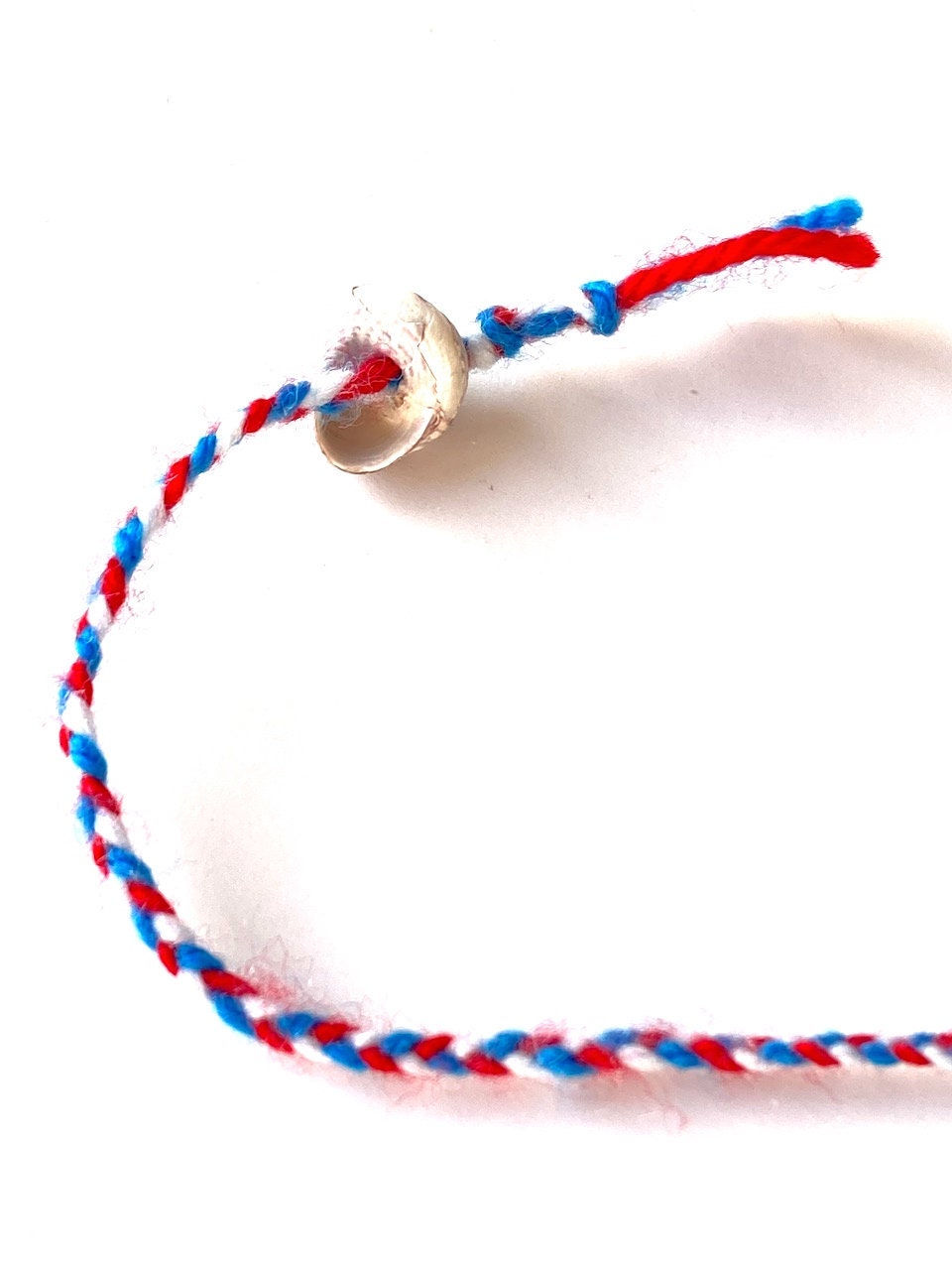Thumbnail: Bracelet laine et coquillage BLEU BLANC ROUGE fin à nouer
