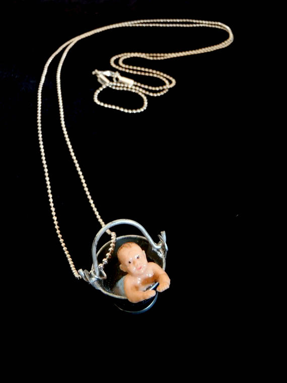 Sautoir LE BÉBÉ AVEC L'EAU DU BAIN seau et bébé miniatures