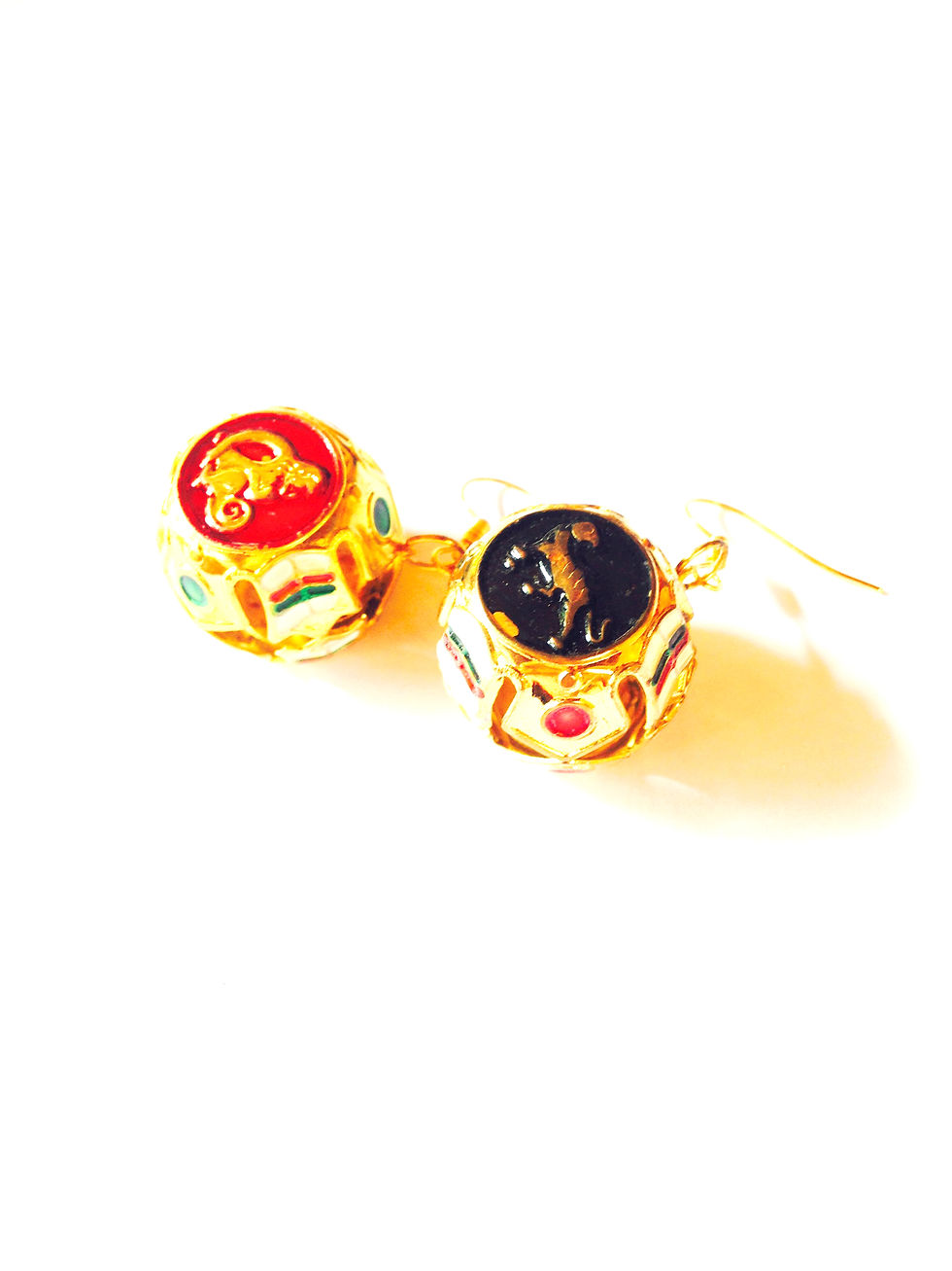 Thumbnail: Boucles d'oreilles perles thai LE SINGE ET LE TIGRE grelots