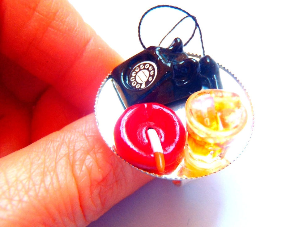 Thumbnail: Bague DIAL M FOR MURDER, téléphone miniature & whisky