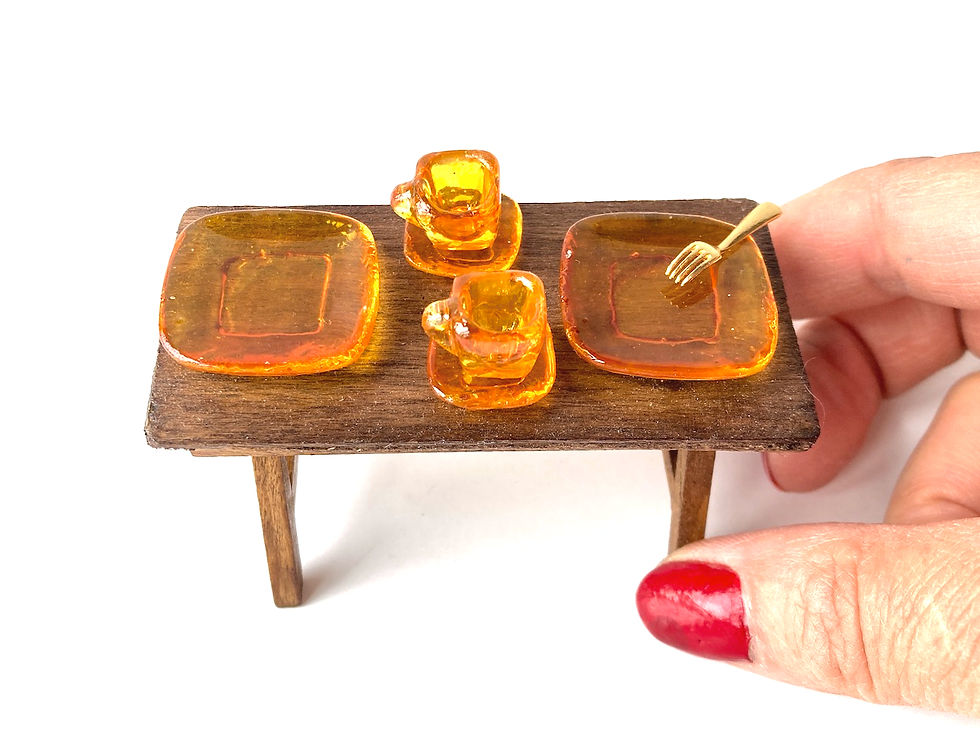 Miniature : Service de vaisselle miniature échelle 1 12ème résine peinte style années 70