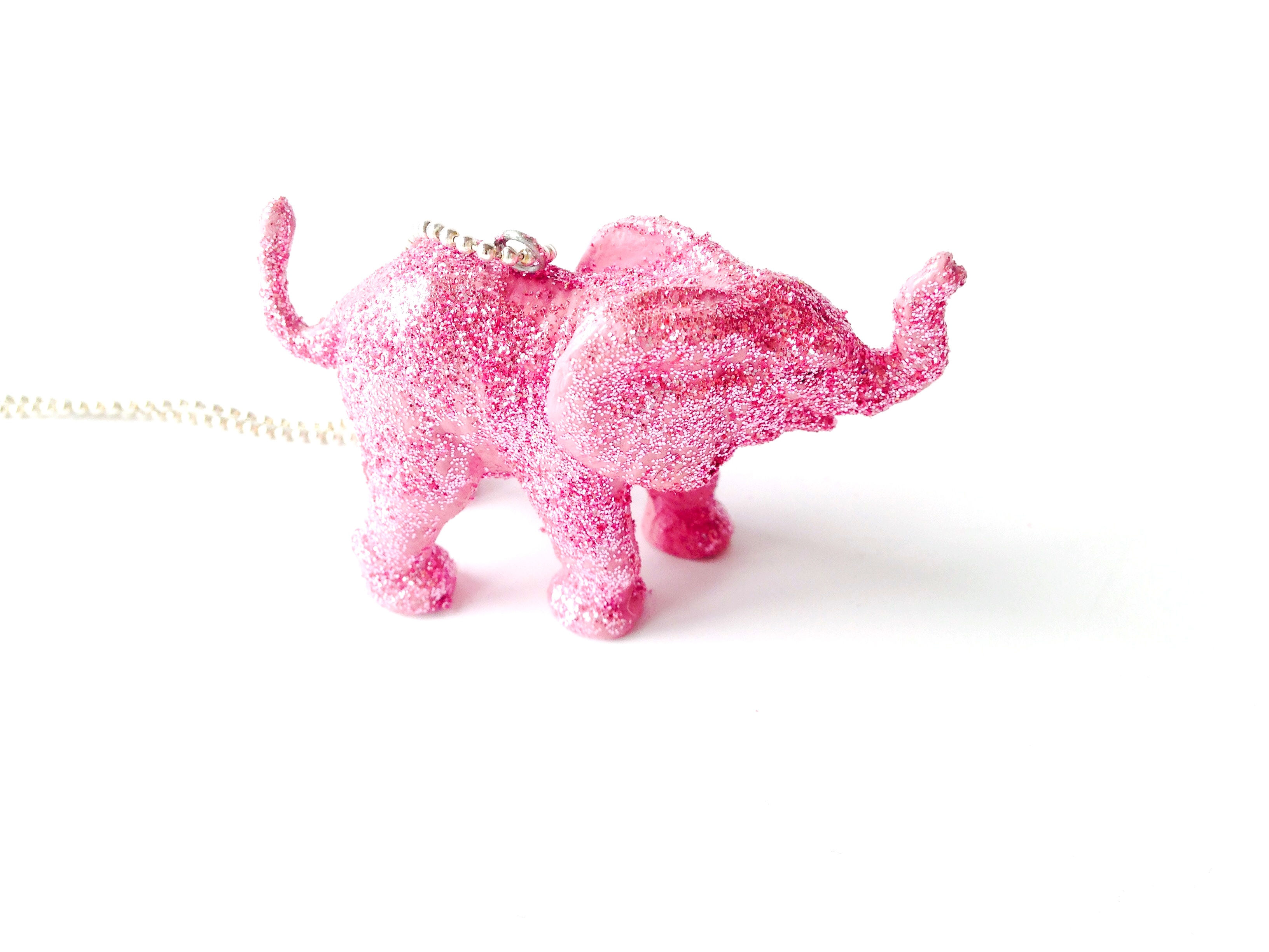 Sautoir L'ÉLÉPHANT ROSE, glitter, paillettes roses peint à la main