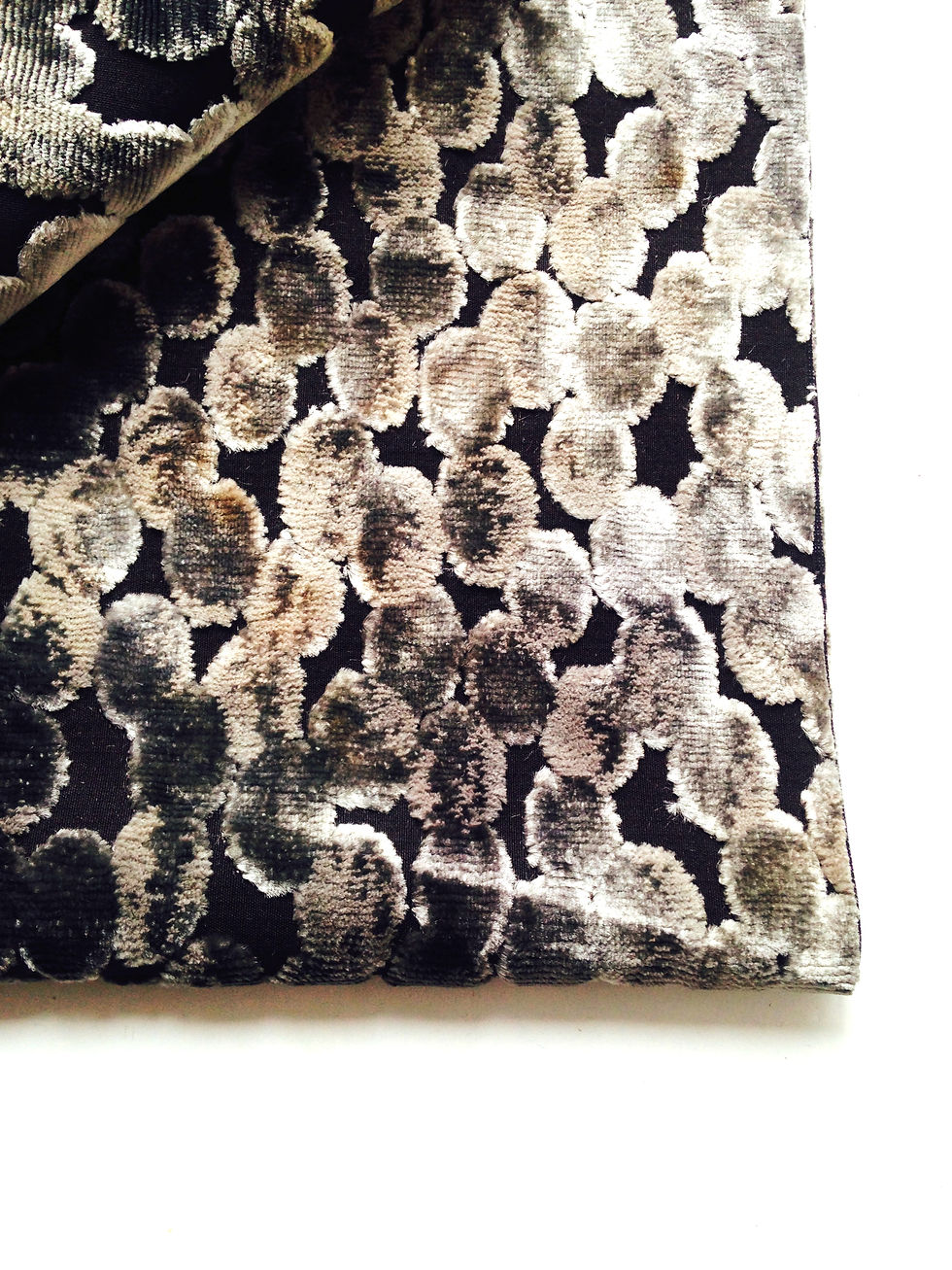 Miniature : Bande de tissu velours noir gaufré gris à pastilles reflets argentés