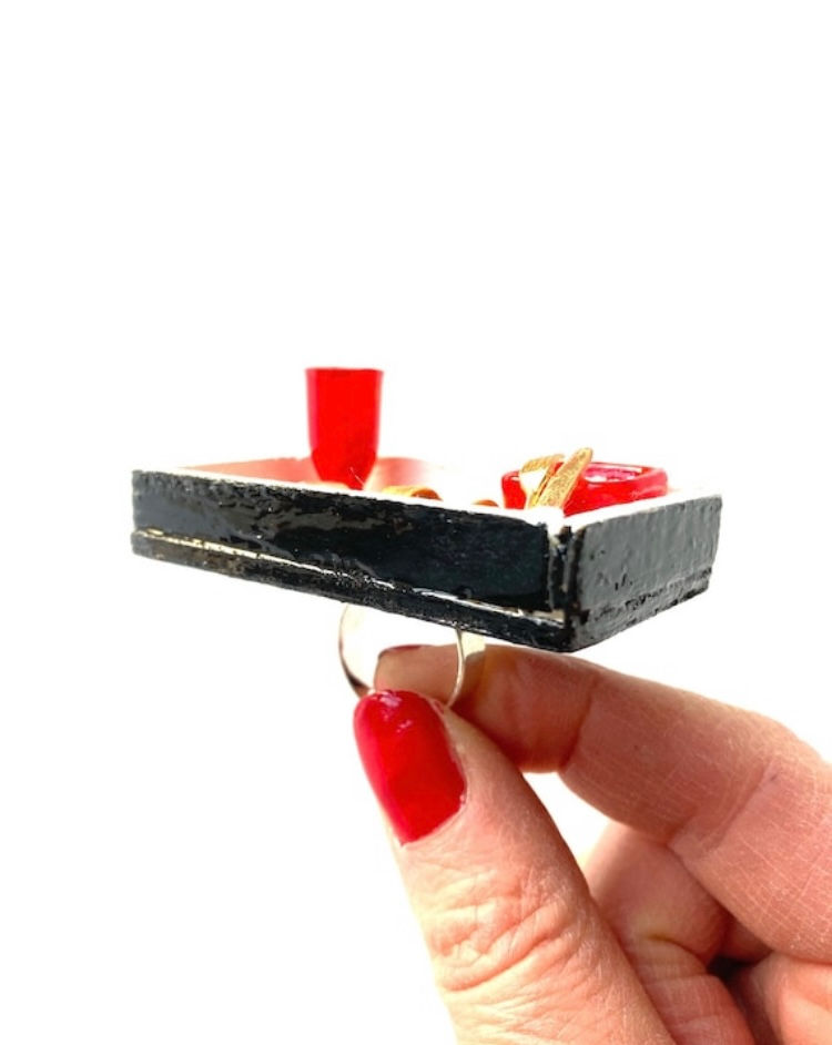 Thumbnail: Bague petit déjeuner ROUGE RUBIS à Bruges plateau miniature par The Sausage