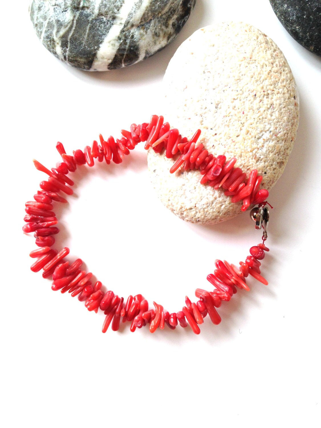 Bracelet ÎLES SALOMON en corail rouge, pierres fines, fermoir argenté boule