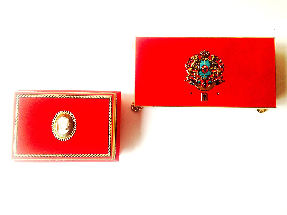 Miniature : Boîte à bijou ancienne recouverte de velours rouge avec camée, rectangulaire