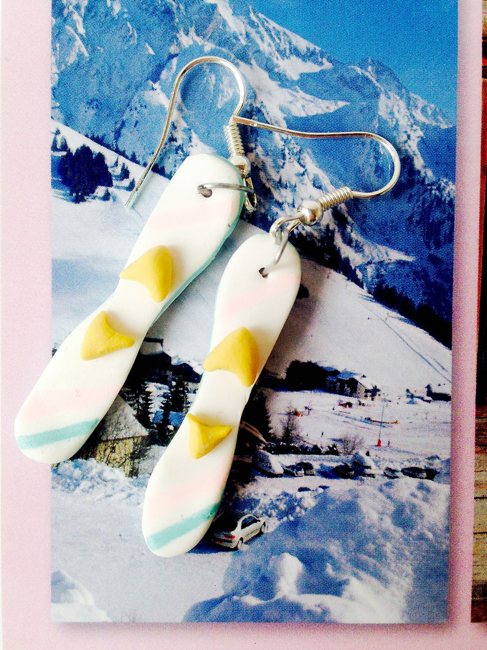 Thumbnail: boucles d'oreilles skis couleurs pastel The Sausage Jewels